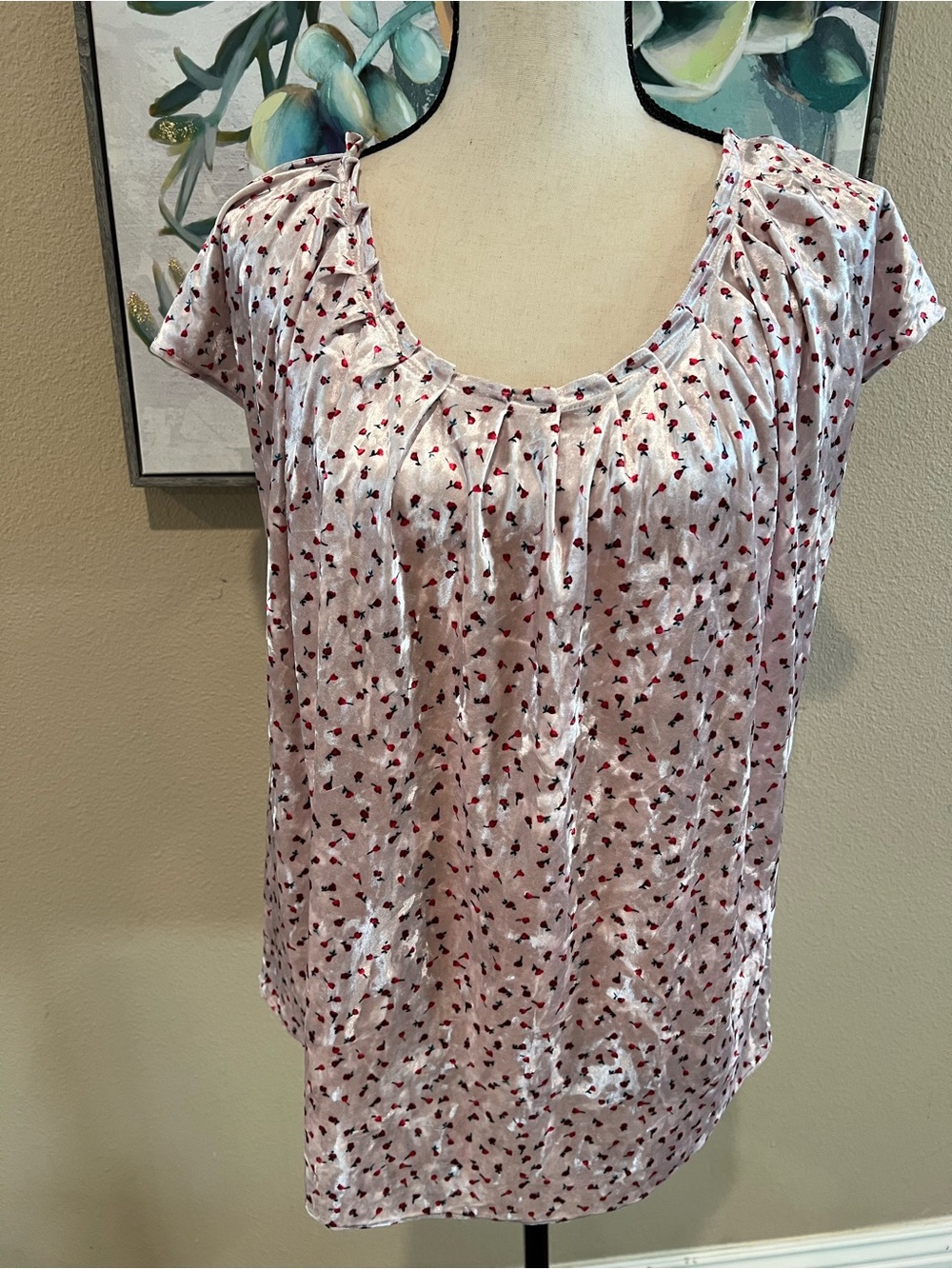 LC Lauren Conrad Light Pink Short Sleeve Tee with Red Roses